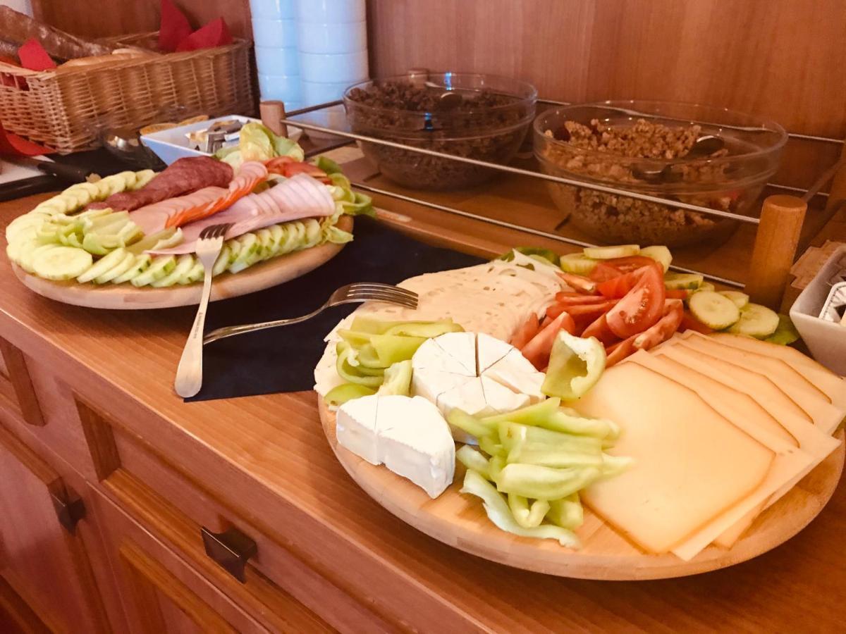 Hradec Králové Hotel Grand מראה חיצוני תמונה