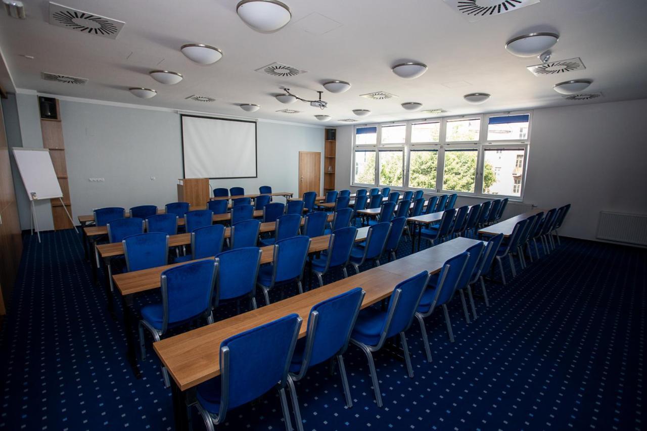 Hradec Králové Hotel Grand מראה חיצוני תמונה