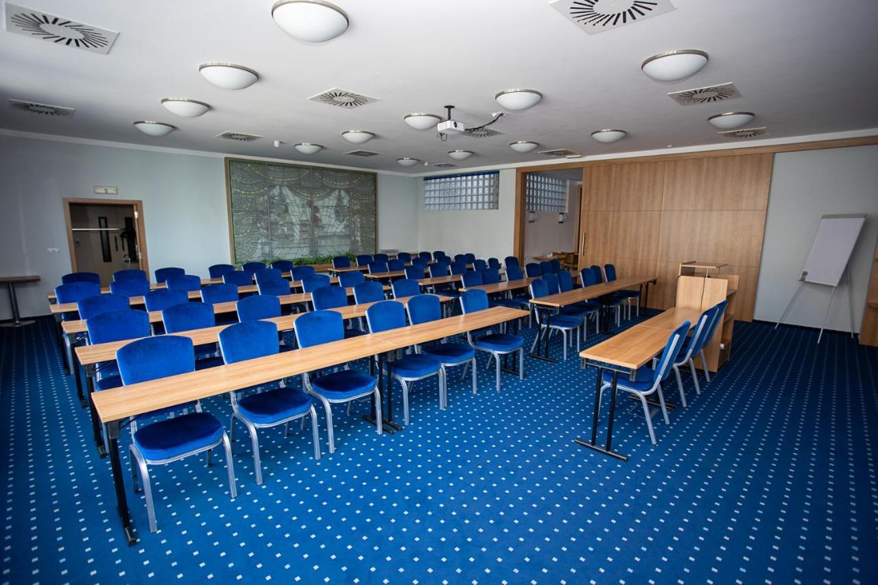 Hradec Králové Hotel Grand מראה חיצוני תמונה