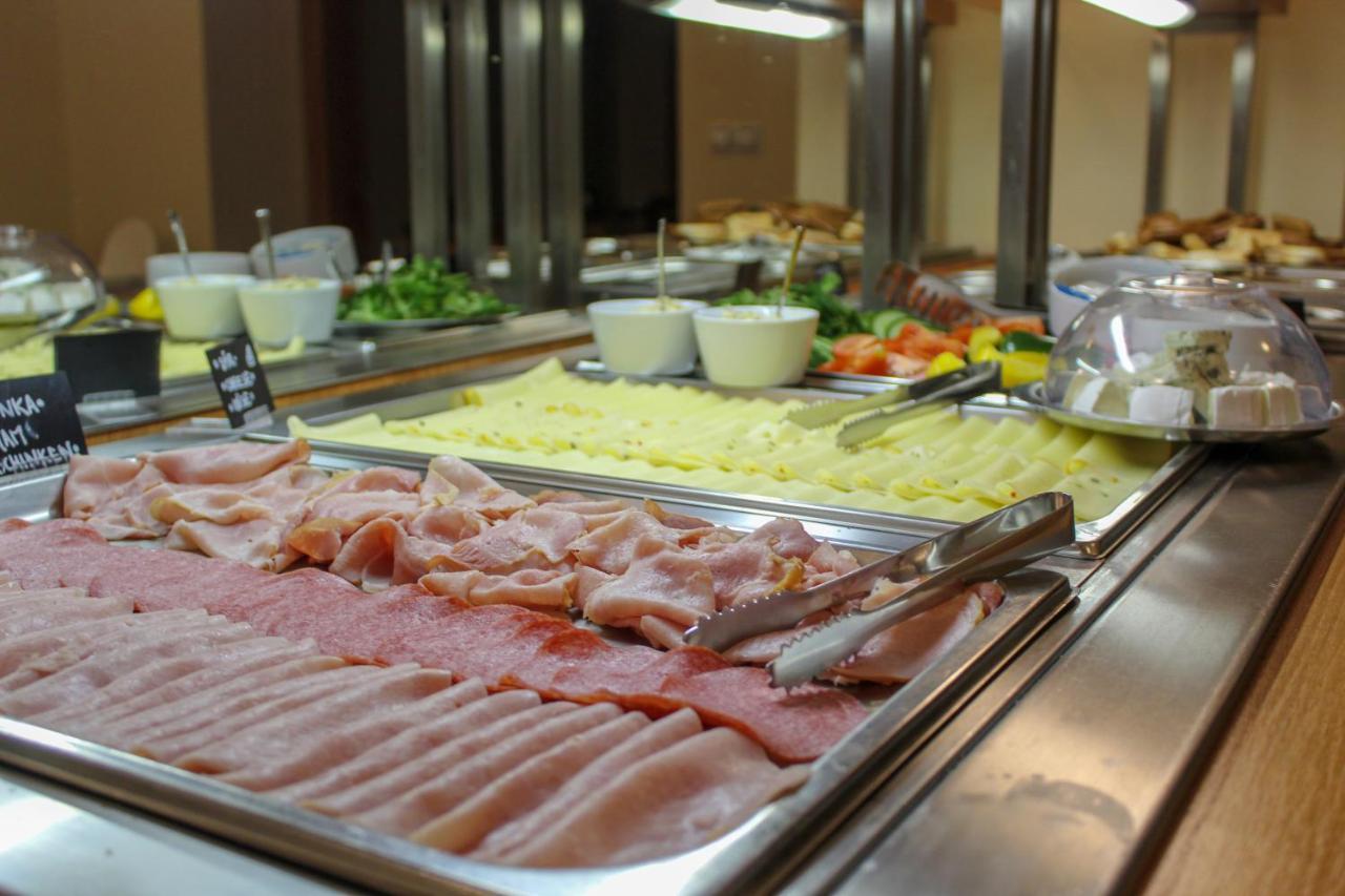Hradec Králové Hotel Grand מראה חיצוני תמונה