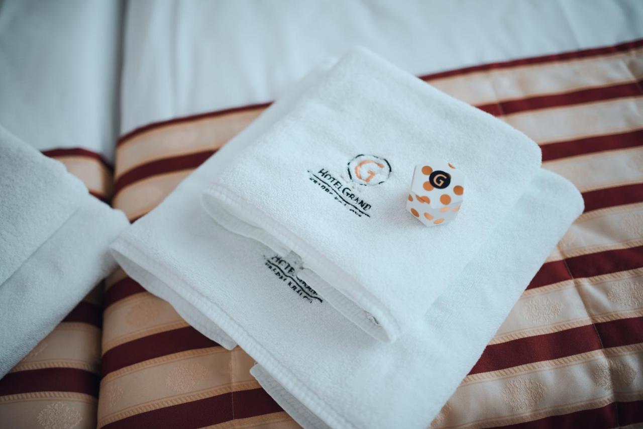 Hradec Králové Hotel Grand מראה חיצוני תמונה