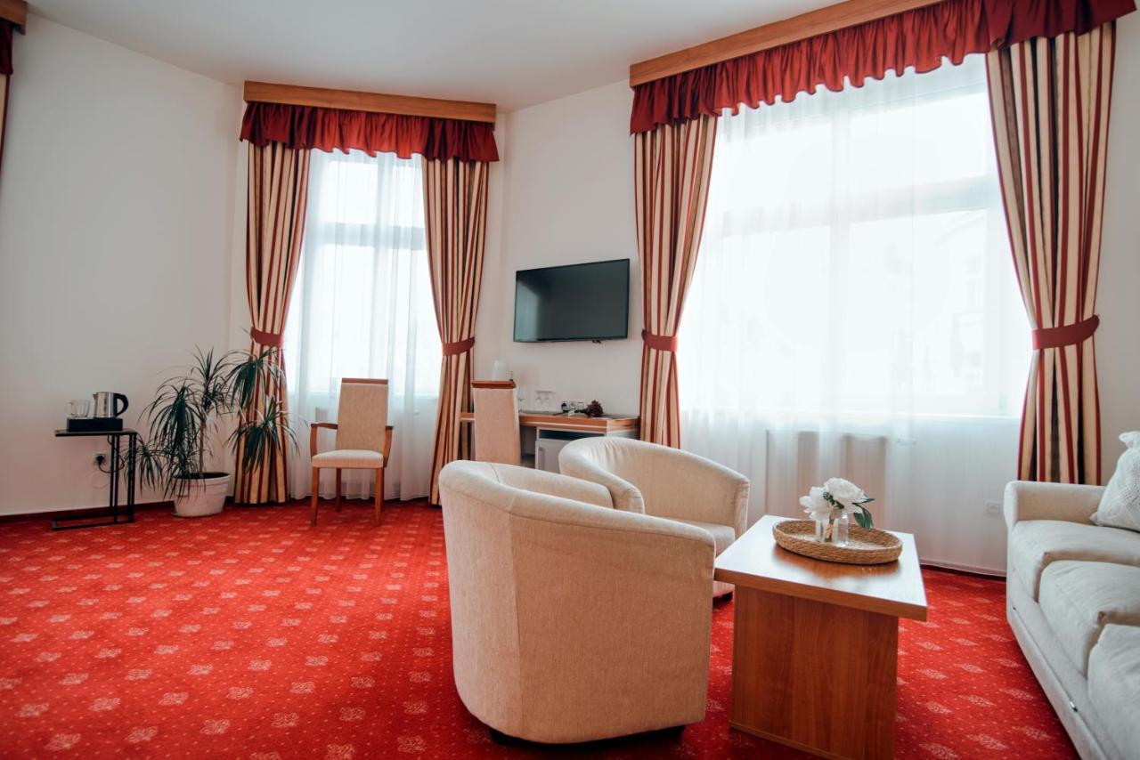 Hradec Králové Hotel Grand מראה חיצוני תמונה