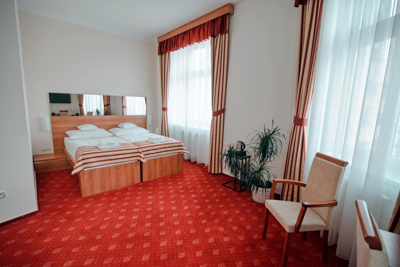 Hradec Králové Hotel Grand מראה חיצוני תמונה