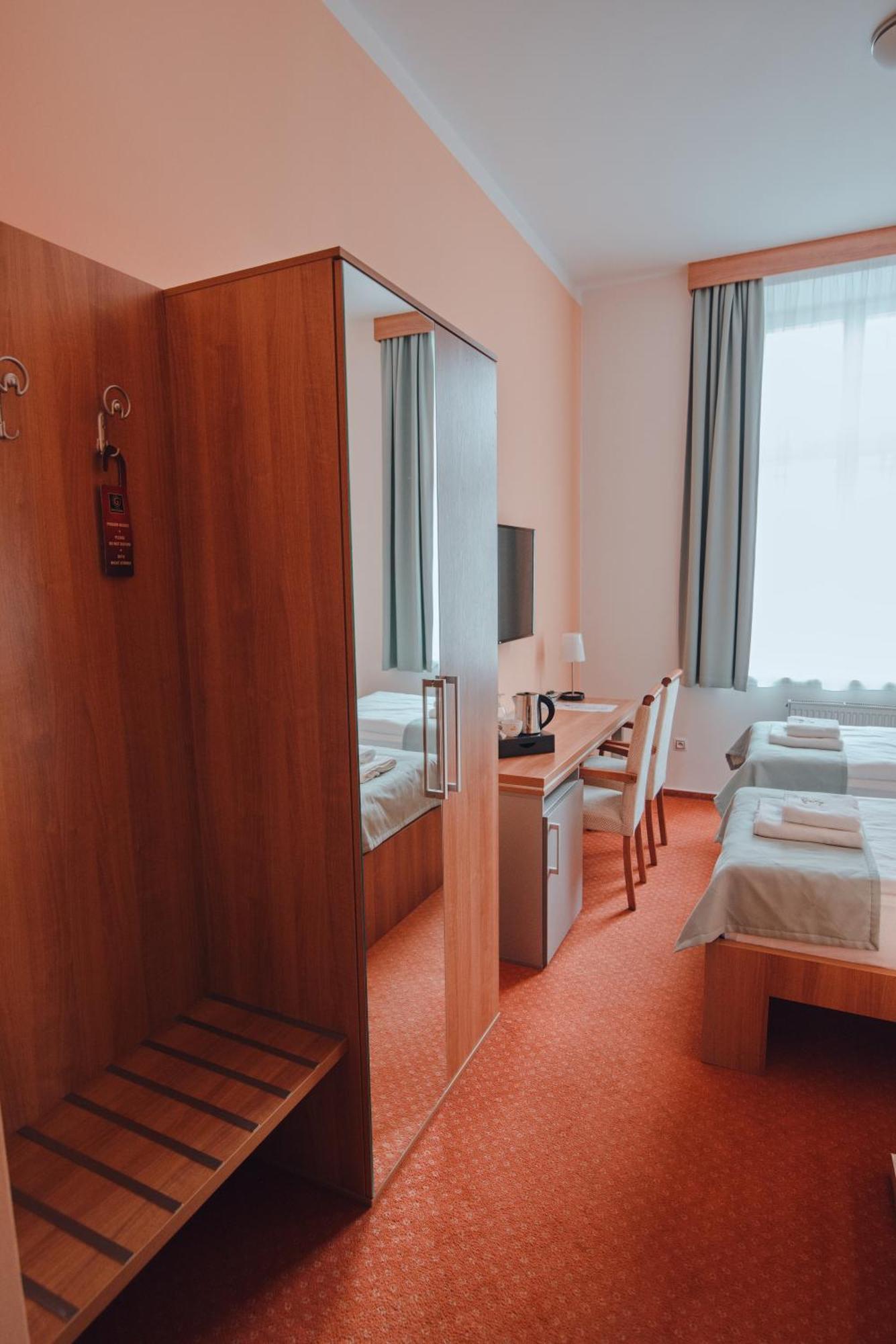 Hradec Králové Hotel Grand מראה חיצוני תמונה