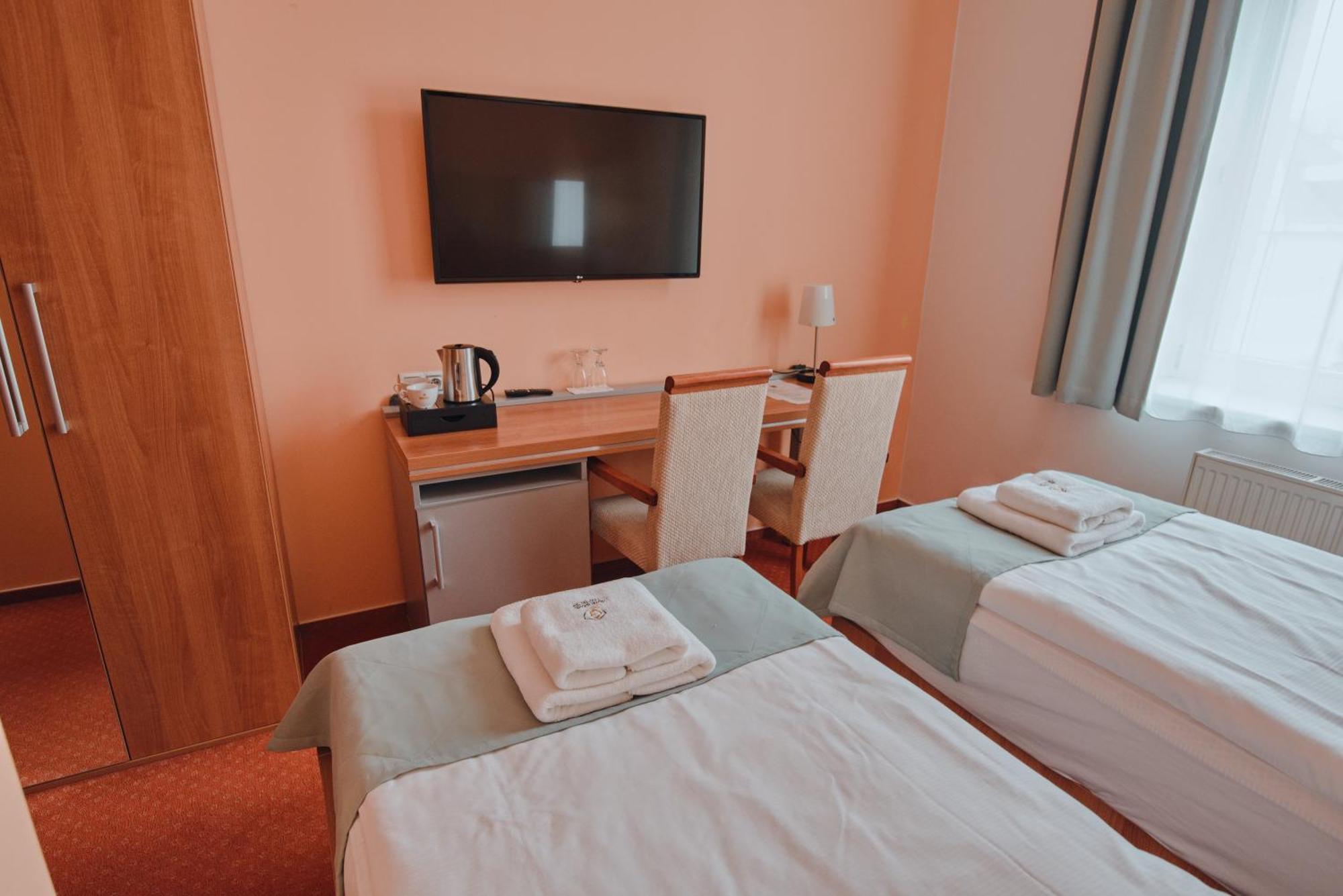 Hradec Králové Hotel Grand מראה חיצוני תמונה