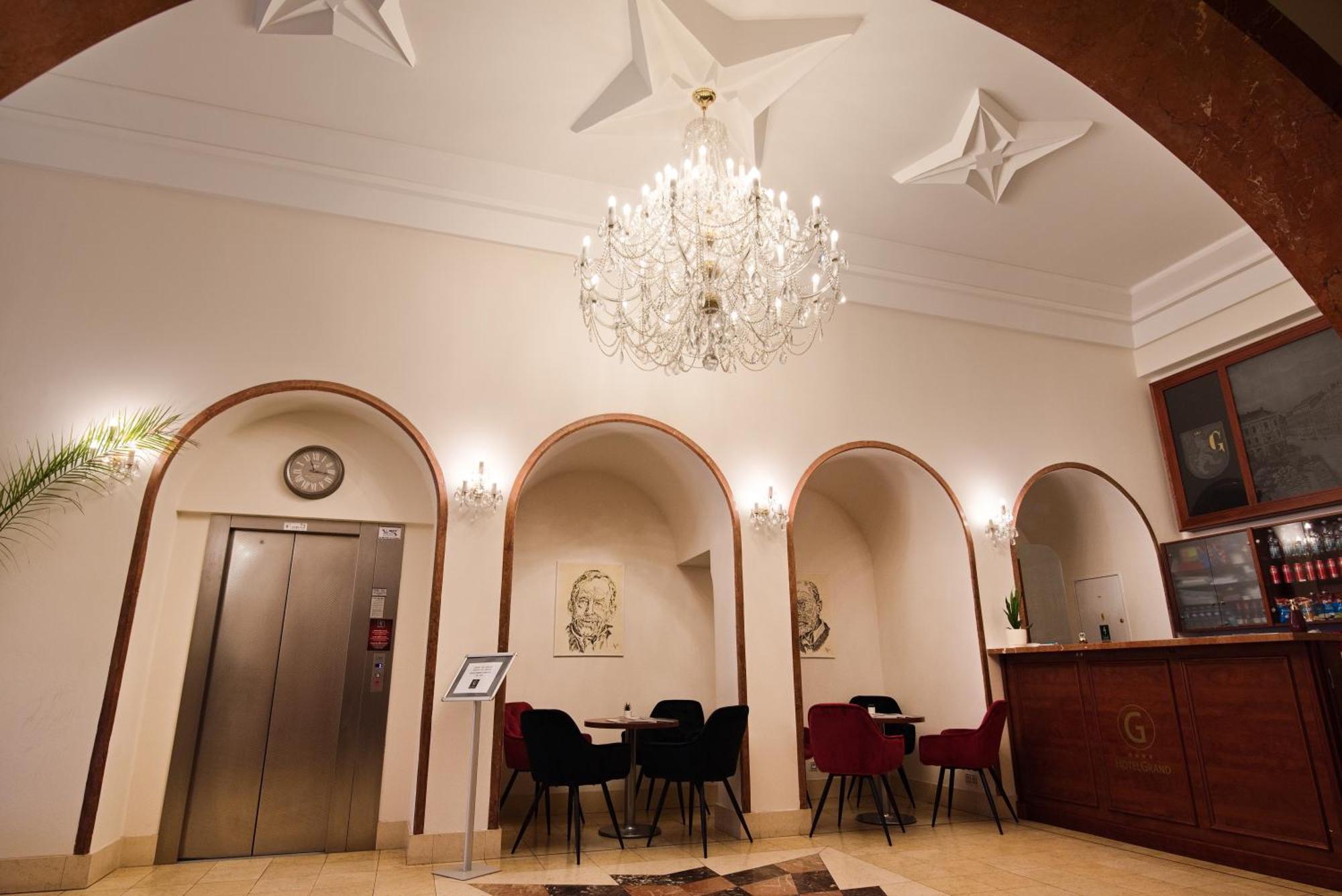 Hradec Králové Hotel Grand מראה חיצוני תמונה