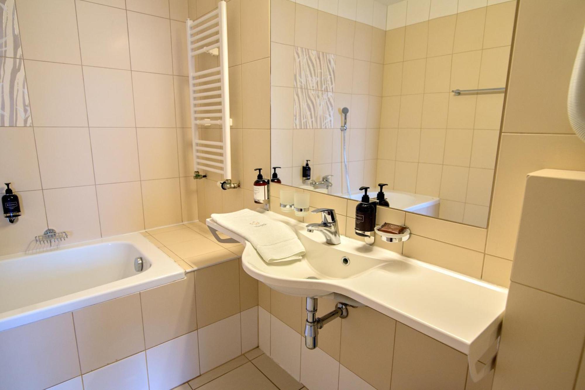 Hradec Králové Hotel Grand מראה חיצוני תמונה