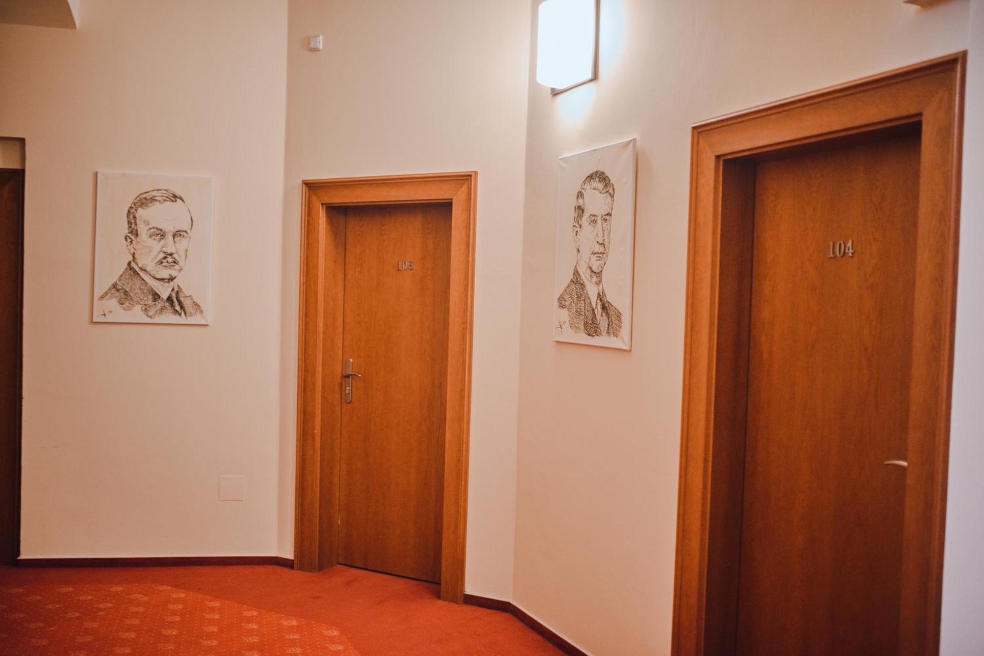 Hradec Králové Hotel Grand מראה חיצוני תמונה