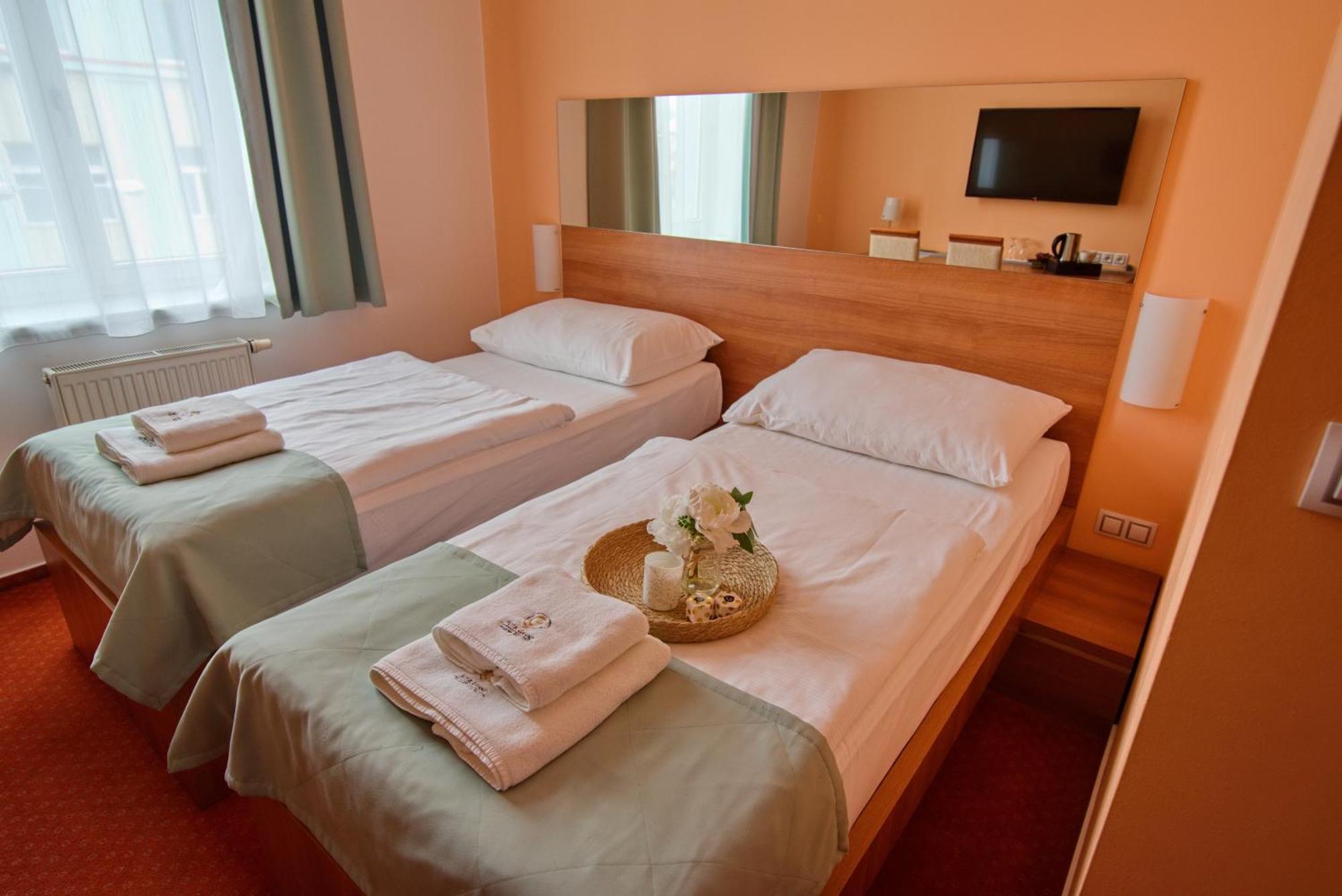 Hradec Králové Hotel Grand מראה חיצוני תמונה