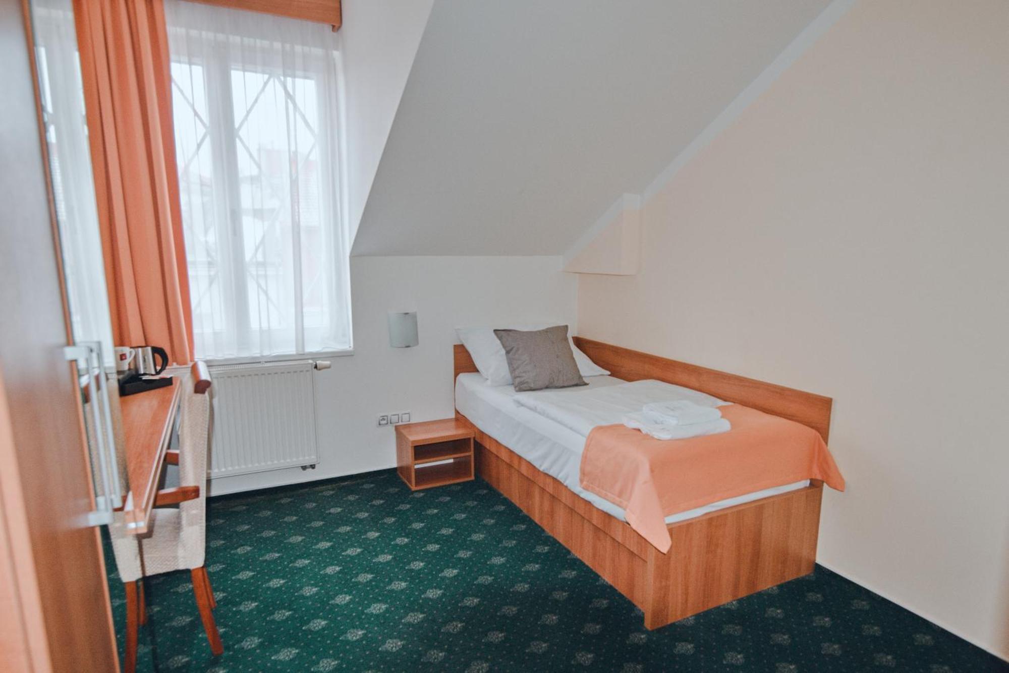 Hradec Králové Hotel Grand מראה חיצוני תמונה