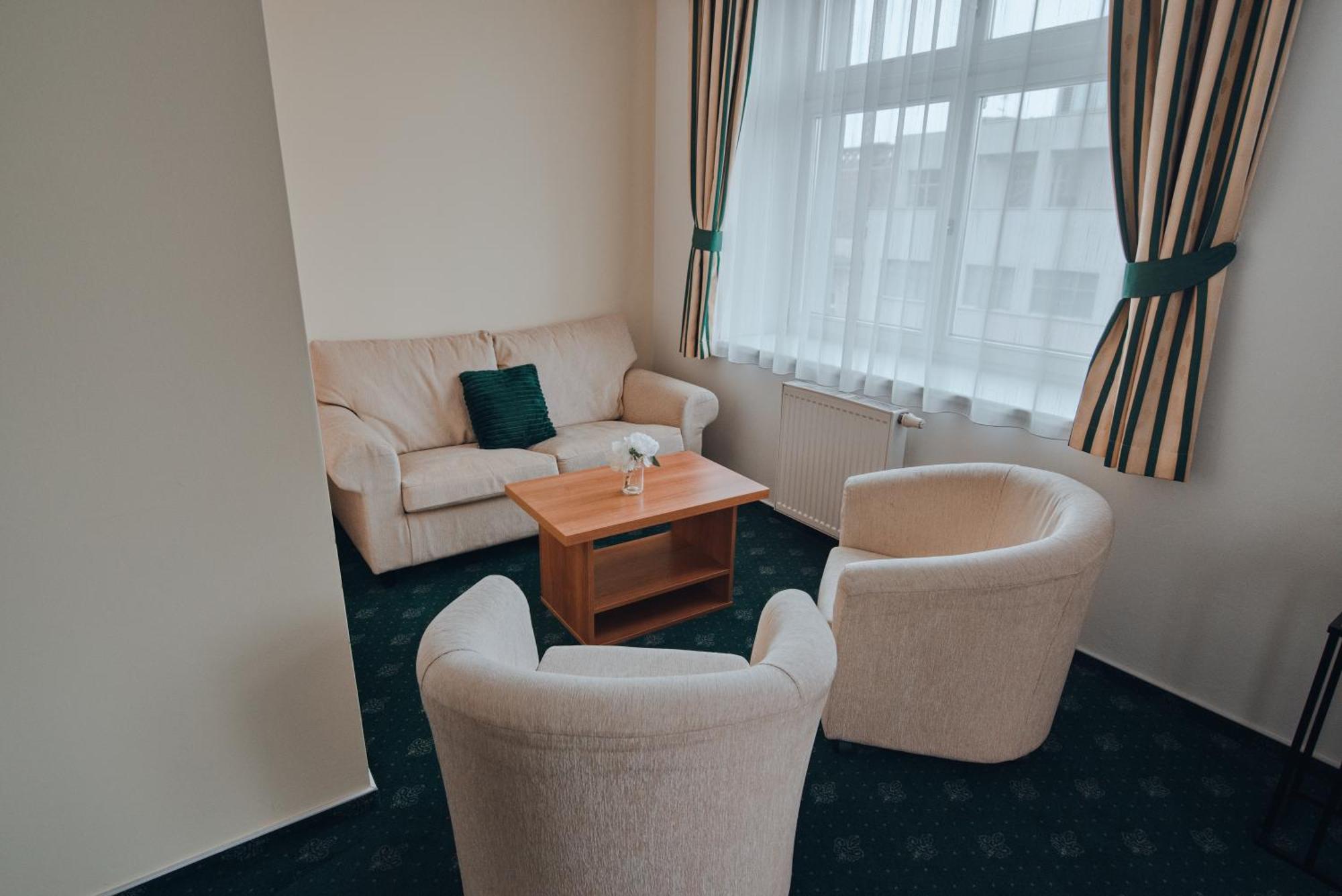 Hradec Králové Hotel Grand מראה חיצוני תמונה