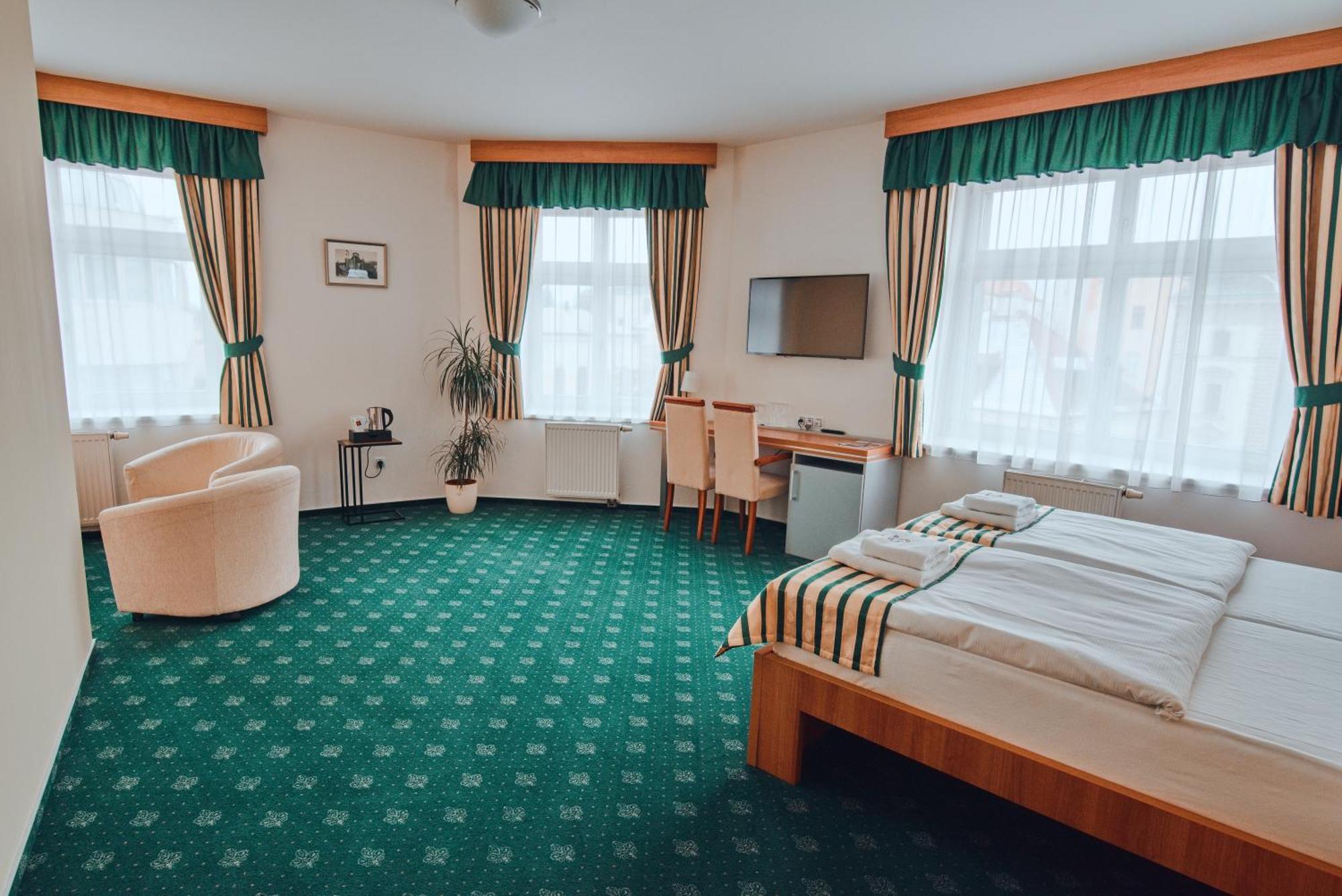 Hradec Králové Hotel Grand מראה חיצוני תמונה