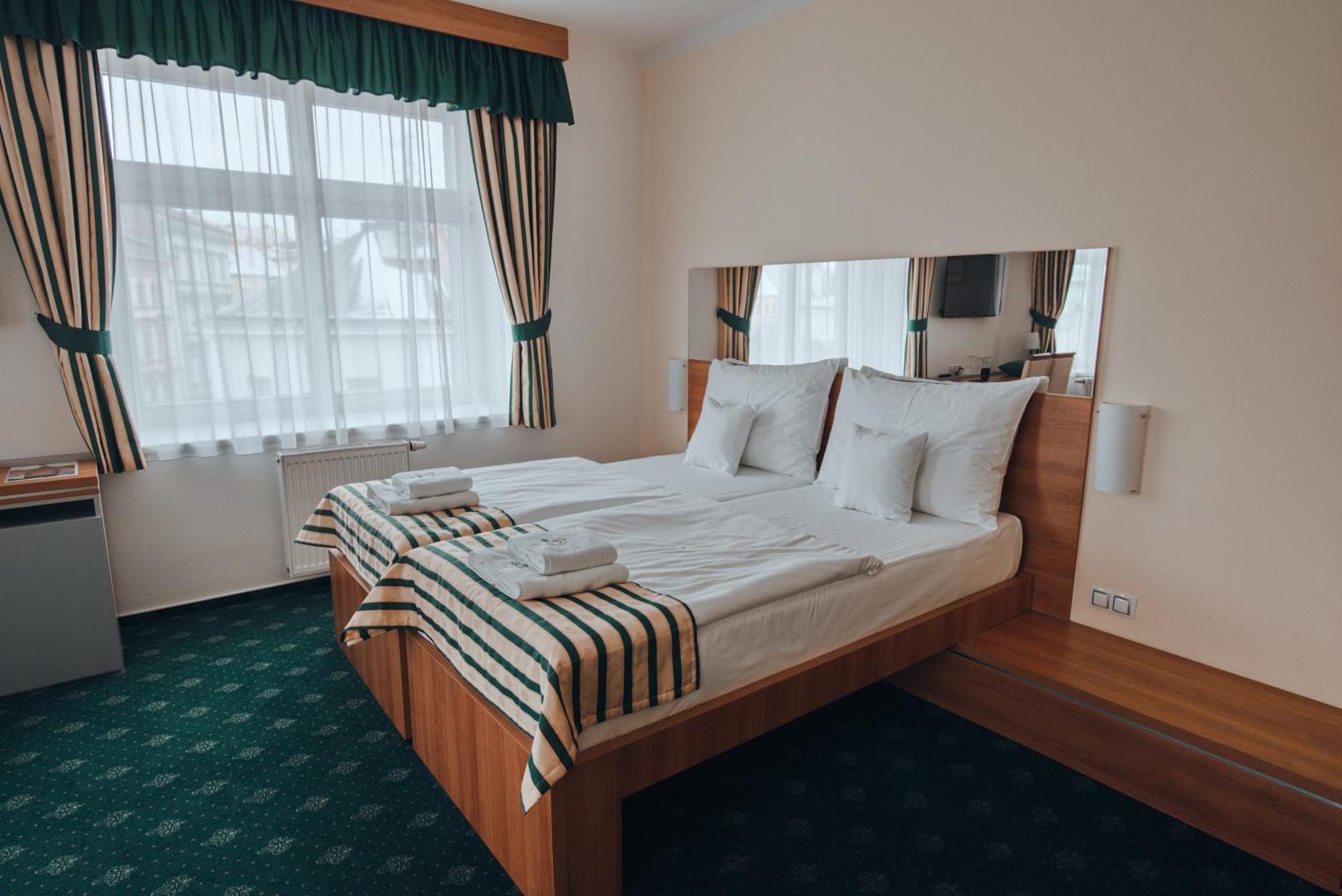 Hradec Králové Hotel Grand מראה חיצוני תמונה