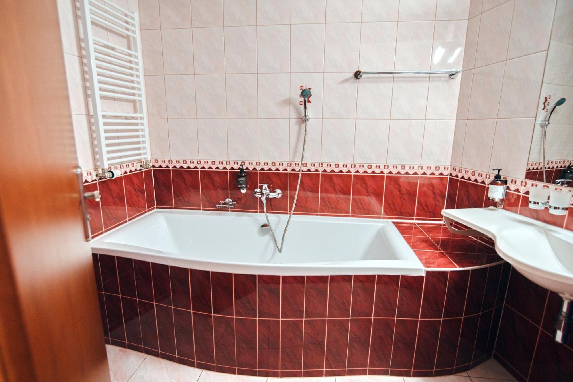 Hradec Králové Hotel Grand מראה חיצוני תמונה